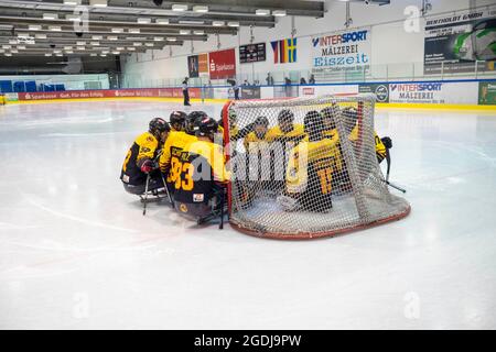 Dresda, Germania. 13 Agosto 2021. Para Ice hockey, partita internazionale, Germania - Svezia, all'EnergieVerbund Arena. La nazionale tedesca di hockey su ghiaccio Para discute ancora una volta prima della partita Credit: Daniel Schäfer/dpa-Zentralbild/ZB/dpa/Alamy Live News Foto Stock