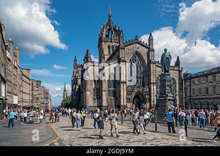 I turisti camminano per la Cattedrale di St Giles sul Royal Mile nel centro storico di Edimburgo. Foto Stock