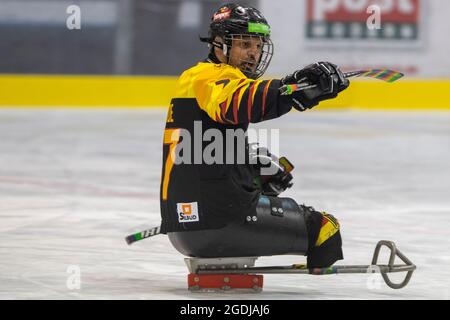 Dresda, Germania. 13 Agosto 2021. Para Ice hockey, partita internazionale, Germania - Svezia, all'EnergieVerbund Arena. Jörg Wedde, giocatore della nazionale tedesca di hockey su ghiaccio Para, è felice del suo obiettivo. Credit: Daniel Schäfer/dpa-Zentralbild/ZB/dpa/Alamy Live News Foto Stock