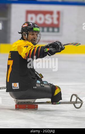 Dresda, Germania. 13 Agosto 2021. Para Ice hockey, partita internazionale, Germania - Svezia, all'EnergieVerbund Arena. Jörg Wedde, giocatore della nazionale tedesca di hockey su ghiaccio Para, è felice del suo obiettivo. Credit: Daniel Schäfer/dpa-Zentralbild/ZB/dpa/Alamy Live News Foto Stock