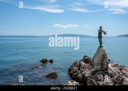 "maiden with a Seagull", una famosa statua che si erge su una roccia vicino alla passeggiata costiera della città turistica croata di Opatija. Foto Stock