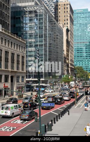 East 42nd Street Looking West from the Park Avenue Viaduct, NYC, USA Foto Stock