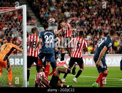 Brentford, Regno Unito. 13 Agosto 2021. 13 agosto 2021; Brentford Community Stadium, Brentford, Londra, Inghilterra; Premier League football, Brentford contro Arsenal; Christian Norgaard di Brentford sale più in alto e testa la palla per segnare i suoi lati 2 ° obiettivo nel 73 ° minuto per renderlo 2-0 Credit: Action Plus Sports Images/Alamy Live News Foto Stock