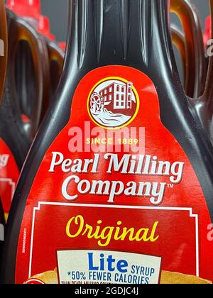 Bottiglie di Pearl Milling Company sciroppo di acero, ex zia Jemima, D'Agostino alimentari Store a New York City, Stati Uniti Foto Stock