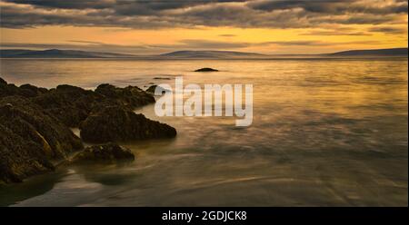 Splendido tramonto arancione sulla spiaggia di Salthill nella città di Galway, Irlanda Foto Stock