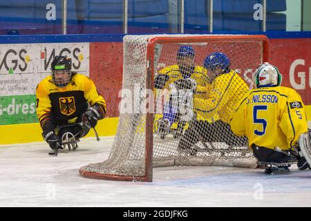 Dresda, Germania. 13 Agosto 2021. Para Ice hockey, partita internazionale, Germania - Svezia, all'EnergieVerbund Arena. Bernhard Hering (l), giocatore della nazionale tedesca di hockey su ghiaccio Para, in azione. Credit: Daniel Schäfer/dpa-Zentralbild/ZB/dpa/Alamy Live News Foto Stock