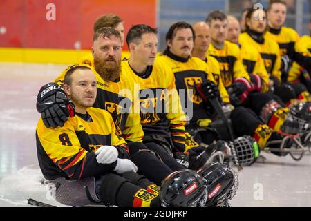 Dresda, Germania. 13 Agosto 2021. Para Ice hockey, partita internazionale, Germania - Svezia, nella EnergieVerbund Arena. Bernhard Hering (2° da sinistra) mette il braccio intorno a Frank Rennhack. La nazionale tedesca di hockey su ghiaccio Para prima della partita. Credit: Daniel Schäfer/dpa-Zentralbild/ZB/dpa/Alamy Live News Foto Stock