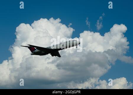 Boeing 717-200 Delta Airlines atterra all'aeroporto Lexington Bluegrass Foto Stock