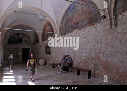 CROAZIA MAGGIO 2006 AFFRESCHI RAFFIGURANTI LA VITA DI S. FRANCESCO E I SUOI ANIMALI AL MONASTERO FRANCESCANO, DUBROVNIK PIC MIKE WALKER Foto Stock