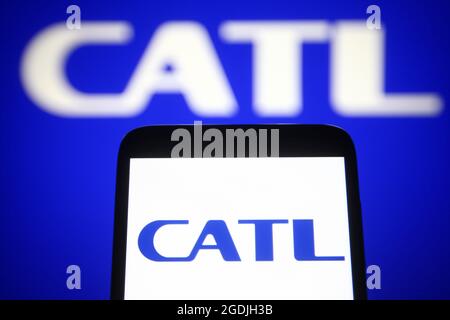 In questa illustrazione fotografica viene visualizzato un logo CATL (Contemporary Amperex Technology Co Limited) sullo schermo di uno smartphone e di un pc. Foto Stock