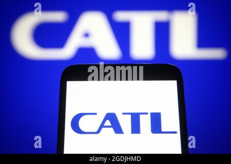 Ucraina. 13 Agosto 2021. In questa illustrazione fotografica viene visualizzato un logo CATL (Contemporary Amperex Technology Co Limited) sullo schermo di uno smartphone e di un pc. (Credit Image: © Pavlo Gonchar/SOPA Images via ZUMA Press Wire) Foto Stock