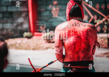 BATAAN, FILIPPINE - 07 aprile 2017: Un uomo per strada durante la settimana Santa nelle Filippine Foto Stock