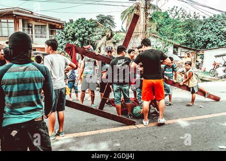 BATAA, FILIPPINE - Mar 09, 2018: Un gruppo di persone per strada durante la settimana Santa nelle Filippine Foto Stock