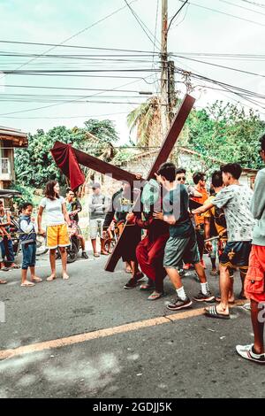 BATAA, FILIPPINE - Mar 09, 2018: Un colpo verticale di persone per strada durante la settimana Santa nelle Filippine Foto Stock