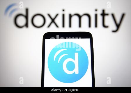 Ucraina. 13 Agosto 2021. In questa illustrazione è riportato un logo Doximity Inc sullo schermo di uno smartphone e di un pc. (Foto di Pavlo Gonchar/SOPA Images/Sipa USA) Credit: Sipa USA/Alamy Live News Foto Stock