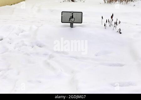 Posto auto per disabili innevato , Germania Foto Stock