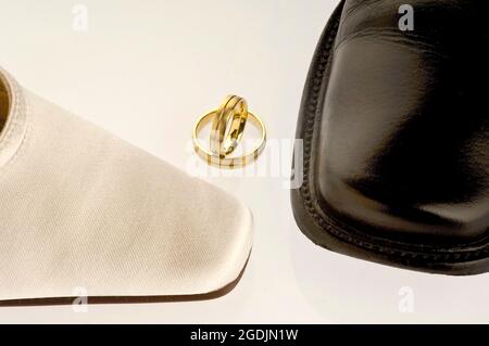 scarpe da sposa e anelli di nozze dorati Foto Stock