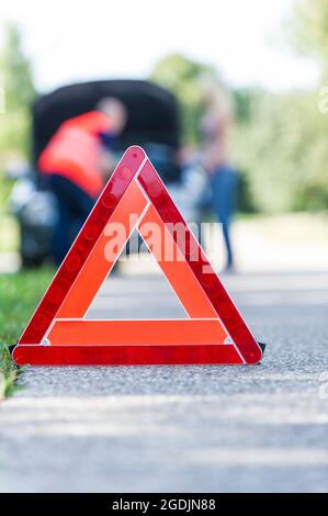 Triangolo di avvertimento impostato a causa di un guasto con un'automobile , Germania Foto Stock