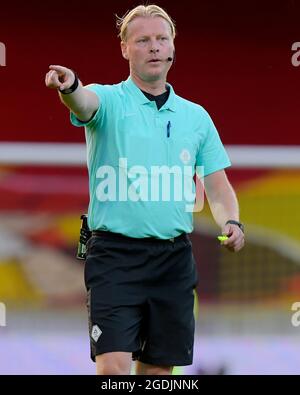 Deventer, Paesi Bassi. 13 Agosto 2021. DEVENTER, PAESI BASSI - AGOSTO 13: Arbitro Kevin Blom durante la partita olandese Eredivisie tra Passi pure Eagle e SC Heerenveen all'Adelaarshorst il 13 agosto 2021 a Deventer, Paesi Bassi (Foto di Dennis Bresser/Orange Pictures) credito: Orange Foto BV/Alamy Live News Foto Stock