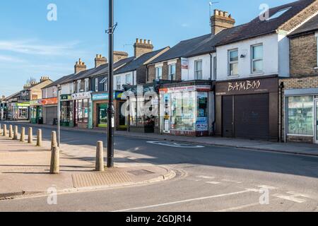 Mill Road a Cambridge è di solito una strada trafficata con molti caffè e negozi che attraggono i clienti. Durante il primo blocco di Covid era vuoto. Foto Stock