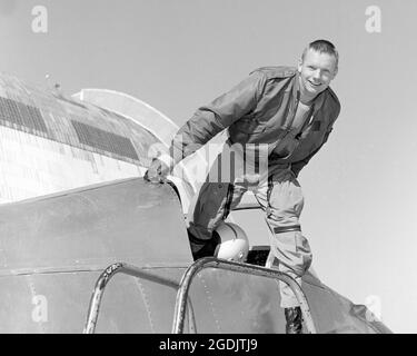 Prova pilota e futuro astronauta e comandante dell'Apollo 11 Neil Armstrong in piedi accanto al suo aereo sperimentale X-14. Foto Stock