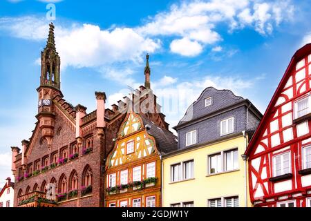 Vista sul vecchio municipio e case a graticcio nel centro storico di Montabaur, Germania Foto Stock