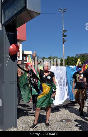 24 luglio 2021: I manifestanti brasiliani hanno marciato attraverso il cuore di Rio de Janeiro per dire al presidente di estrema destra, Jair Bolsonaro, che lo vogliono uscire. Foto Stock