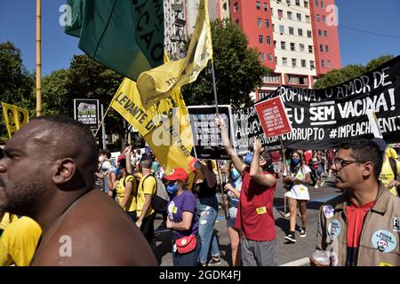 24 luglio 2021: I manifestanti brasiliani hanno marciato attraverso il cuore di Rio de Janeiro per dire al presidente di estrema destra, Jair Bolsonaro, che lo vogliono uscire. Foto Stock