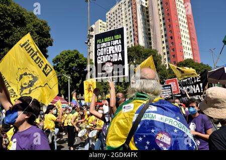 24 luglio 2021: I manifestanti brasiliani hanno marciato attraverso il cuore di Rio de Janeiro per dire al presidente di estrema destra, Jair Bolsonaro, che lo vogliono uscire. Foto Stock