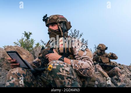 I controllori di attacco terminali congiunti lettoni sono in contatto radio con gli aeromobili durante uno scenario di addestramento durante lo Sciopero settentrionale 21-2 a Rogers City, Michigan, 4 agosto 2021. Northern Strike è un'opportunità per sviluppare la preparazione e l'interoperabilità con altre unità e partner multinazionali, mentre si forma in ambienti multi-dominio realistici. (STATI UNITI Air National Guard foto di Master Sgt. Scott Thompson) Foto Stock