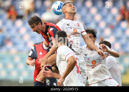 Genova, Italia, 13 agosto 2021. Aleandro Rosi di AC Perugia Calcio dirige la palla lontano da Andrea CFC di Genova durante la partita di Coppa Italia a Luigi Ferraris, Genova. Il credito immagine dovrebbe essere: Jonathan Moscrop / Sportimage Credit: Sportimage/Alamy Live News Foto Stock