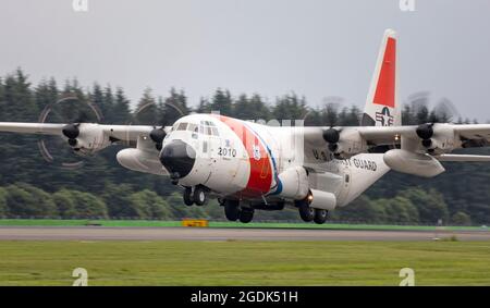 US Coast Guard HC-130J Super Hercules assegnato a Air Station Kodiak, Alaska, arriva alla Yokota Air base, Giappone, 12 agosto 2021, a sostegno dell'operazione North Pacific Guard. L'operazione North Pacific Guard è un'operazione internazionale annuale di pesca in alto mare degli Stati Uniti che impone la legge, progettata per rilevare e scoraggiare la pesca illegale, non dichiarata e non regolamentata (IUU). L'operazione è un'operazione di esecuzione congiunta da parte delle nazioni del versante nord del Pacifico, tra cui Giappone, Cina, Russia, Corea del Sud, Canada e Stati Uniti. (STATI UNITI Air Force foto di Yasuo Osakabe) Foto Stock