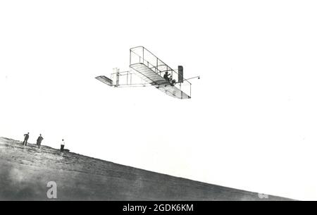 Orville Wright nel suo aliante del 1911 a Kitty Hawk, North Carolina Foto Stock