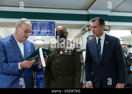 Il Senatore Chuck Schumer, eletto ufficiale onorano i membri del 369° Reggimento e gli Harlem Hellfighters e Harlem Armory a New York il 13 agosto 2021. Il Senatore Schumer ha premiato la medaglia d'oro del Congresso agli Harlem Hellfighters e ha consegnato il Legion of Merit Award dal Senato degli Stati Uniti al comando del Sergente maggiore Andrew Lampkins. A Schumer si sono aggiunti i rappresentanti eletti degli Stati Uniti Tom Suozzi e Adriano Espaillat, ex rappresentante degli Stati Uniti Charles Rangel, il senatore di New York Brian Benjamin, i membri dell'NYS Inez Dickens e al Taylor, nonché i membri della famiglia degli Harlem Hellfighters Foto Stock