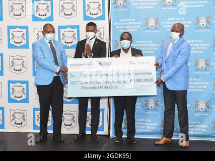 (210814) -- GABORONE, 14 agosto 2021 (Xinhua) -- Marumo Morule, presidente delle Commissioni nazionali dello Sport del Botswana, Tumiso Rakfare, ministro dell'empowerment giovanile, dello sviluppo dello sport e della cultura, Bakani Motlhabani, responsabile dei servizi tecnici di Debswana, E Botsang Tshenyego, Presidente del Comitato Olimpico Nazionale del Botswana (BNOC), (da L a R) posa per le foto durante una cerimonia per premiare il Botswana squadra ai Giochi Olimpici di Tokyo 2020 a Gaborone, Botswana il 12 agosto 2021. La squadra maschile 4x400m di relay del Botswana ha vinto una medaglia di bronzo a Tokyo, la seconda medaglia del paese ai Giochi Olimpici. (Foto di Tshekiso Foto Stock