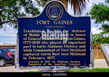 Il simbolo storico di Fort Gaines racconta la storia del forte, 12 agosto 2021, a Dauphin Island, Alabama. Foto Stock