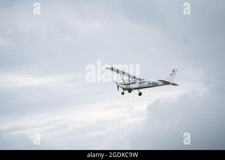 Giebelstadt, Germania. 8 luglio 2021. Durante l'addestramento per diventare un osservatore dell'aria, un piccolo velivolo di Echo-classe vola un volo di addestramento. La formazione degli osservatori aerei si è svolta presso il campo aereo di Giebelstadt. Credit: Nicolas Armer/dpa/Alamy Live News Foto Stock