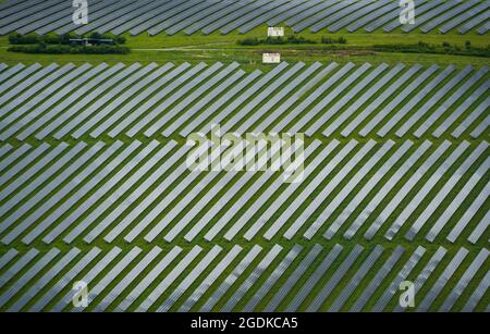 Giebelstadt, Germania. 8 luglio 2021. Un parco solare vicino a Giebelstadt. La formazione degli osservatori aerei si è svolta presso il campo aereo Giebelstadt. Credit: Nicolas Armer/dpa/Alamy Live News Foto Stock