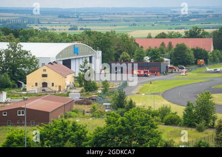 Giebelstadt, Germania. 8 luglio 2021. Un hangar del campo aereo Giebelstadt. La formazione degli osservatori aerei si è svolta presso il campo aereo di Giebelstadt. Credit: Nicolas Armer/dpa/Alamy Live News Foto Stock