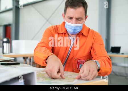 Giebelstadt, Germania. 8 luglio 2021. Andreas Carmanns dell'ufficio veterinario del distretto di Erding segna i waypoint sulla mappa prima del suo volo di esame durante l'addestramento per diventare un osservatore aereo. La formazione degli osservatori aerei si è svolta presso il campo aereo di Giebelstadt. Credit: Nicolas Armer/dpa/Alamy Live News Foto Stock