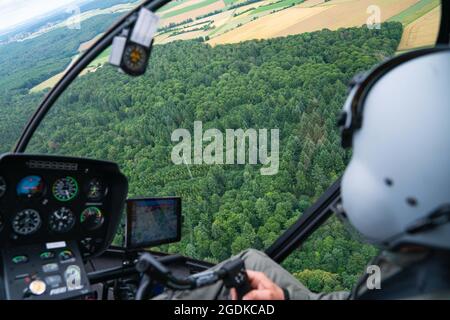 Giebelstadt, Germania. 8 luglio 2021. Il pilota e istruttore dell'elicottero Jörg Herrmannsdörfer segue un aeromobile di classe Echo durante un volo di addestramento vicino a Giebelstadt. La formazione degli osservatori aerei si è svolta presso il campo aereo di Giebelstadt. Credit: Nicolas Armer/dpa/Alamy Live News Foto Stock