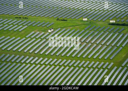 Giebelstadt, Germania. 8 luglio 2021. Un parco solare vicino a Giebelstadt. La formazione degli osservatori aerei si è svolta presso il campo aereo Giebelstadt. Credit: Nicolas Armer/dpa/Alamy Live News Foto Stock