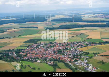 Giebelstadt, Germania. 8 luglio 2021. Un gran numero di aree agricole caratterizzano il paesaggio intorno a Giebelstadt. La formazione per diventare osservatore aereo si è svolta presso il campo aereo di Giebelstadt. Credit: Nicolas Armer/dpa/Alamy Live News Foto Stock