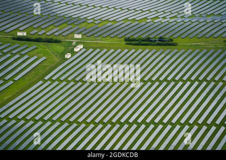 Giebelstadt, Germania. 8 luglio 2021. Un parco solare vicino a Giebelstadt. La formazione degli osservatori aerei si è svolta presso il campo aereo Giebelstadt. Credit: Nicolas Armer/dpa/Alamy Live News Foto Stock