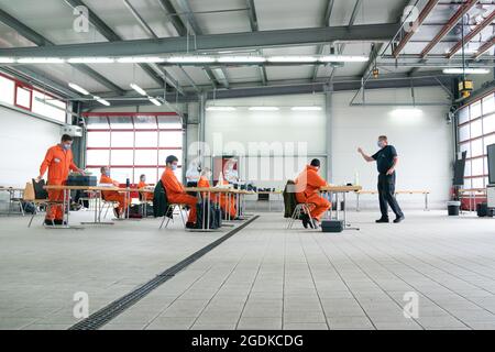 Giebelstadt, Germania. 8 luglio 2021. Gli studenti si siedono in un hangar all'aeroporto di Giebelstadt durante il loro addestramento per diventare osservatori aerei. La formazione degli osservatori aerei si è svolta presso il campo aereo di Giebelstadt. Credit: Nicolas Armer/dpa/Alamy Live News Foto Stock