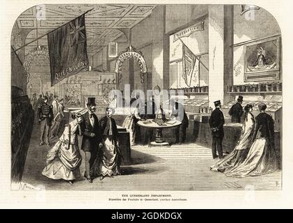 I visitatori che guardano i casi di uccelli, prodotti e oggetti di esportazione nel Queensland Department, Australia, all'esposizione Universelle di Parigi, 1867. Pareti decorate con bandiere e un dipinto della Regina Vittoria. Incisione in legno di JM dal supplemento alle notizie illustrate di Londra, Londra, 8 giugno 1867. Foto Stock