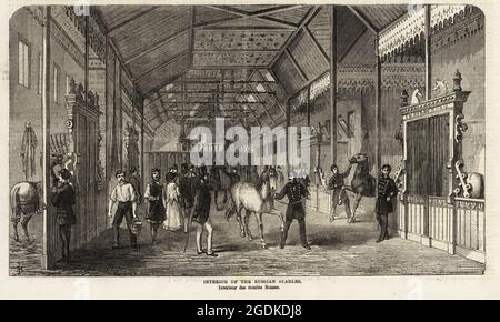 Interno delle scuderie russe, Paris Exposition Universelle, 1867. Visitatori che osservano cavalli purosangue nelle scuderie del Dipartimento russo. Interieur des ecuries Russes. Incisione in legno di JM dal supplemento alle notizie illustrate di Londra, Londra, 8 giugno 1867. Foto Stock