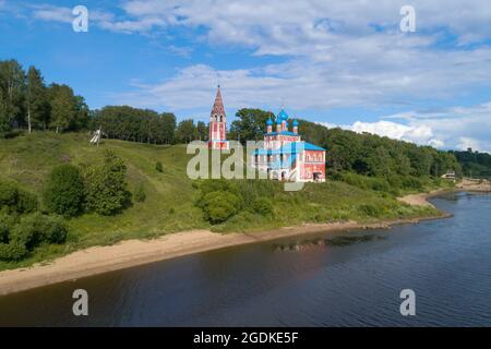 Antica chiesa kazana sulle rive del fiume Volga in un paesaggio estivo. Tutaev (Romanov-Borisoglebsk), Russia Foto Stock