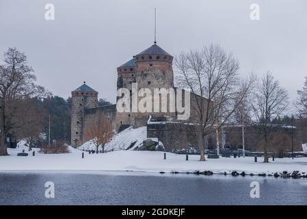 Vista dell'antica fortezza di Olavinlinna in un giorno di marcia nuvoloso. Finlandia, Savonlinna Foto Stock