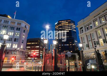 Wellington New Zealand   luglio 27 2021; skyline commerciale della città illuminato e flussi di luce dal traffico di passaggio sul lungomare con edifici alti con Foto Stock